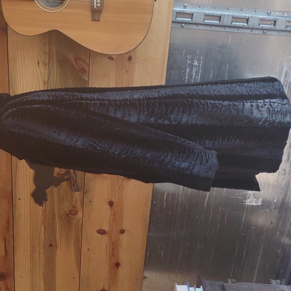 Elegant Faux Fur Coat - Picture 4 of 8